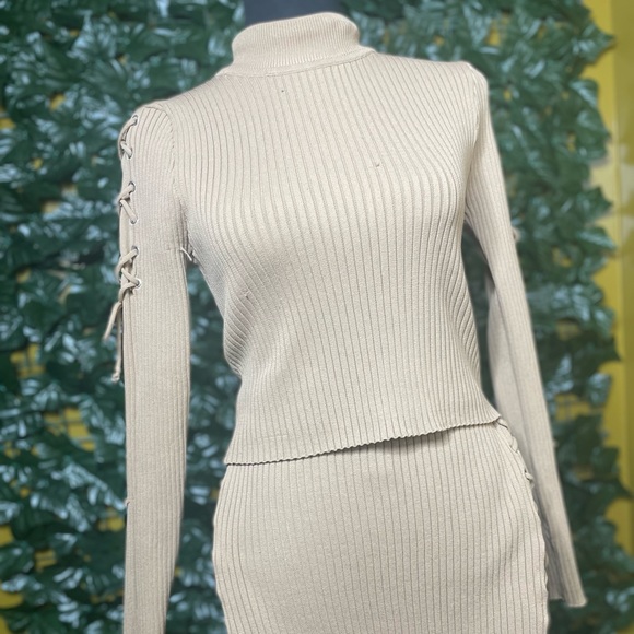 Beige turtleneck two piece - Picture 4 of 4